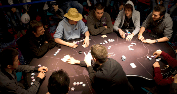 Как известные покеристы ведут себя за одним столом с другими игроками 