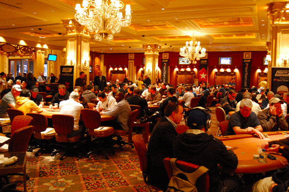 Как известные покеристы ведут себя за одним столом с другими игроками 