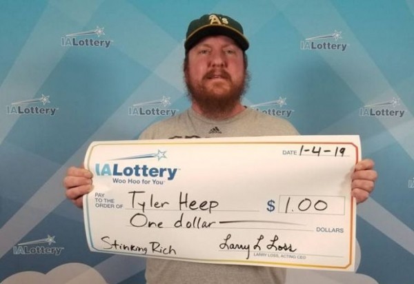 Победитель лотереи в Айове получил подарочный чек на выигрыш в 1 доллар