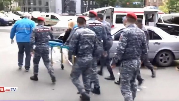 Автомобиль из кортежа Пашиняна попал в ДТП в Ереване

