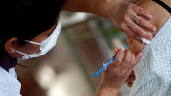 В РФ отвергли обвинения в попытках убедить американцев не вакцинироваться
