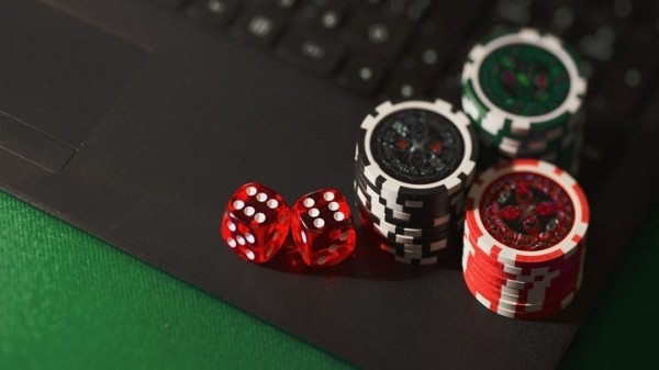 В Липецке продавец-кассир проиграл деньги из кассы в онлайн-казино